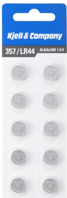 Kjell knapcellebatterier LR44 (357) 1,5V 10-pak i klar plastemballage med blå/hvid etiket.