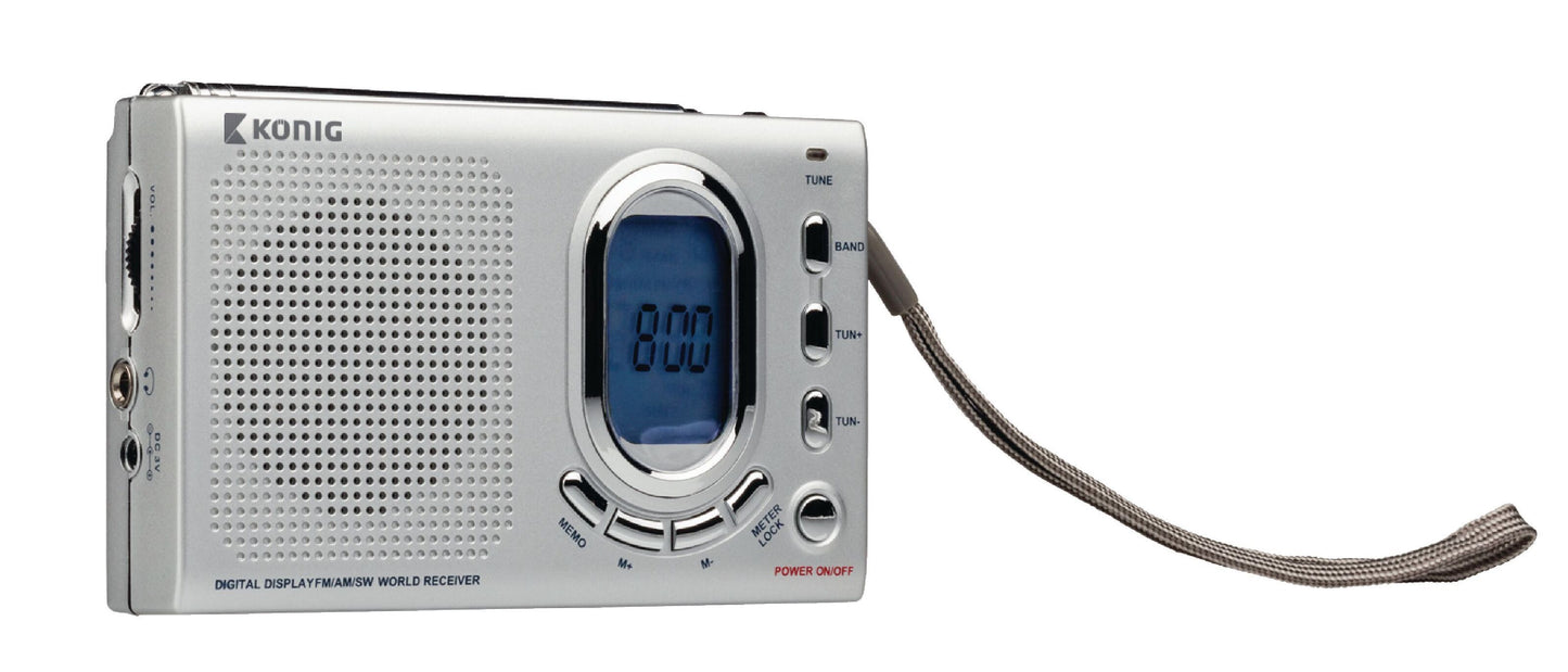 Nedis bærbar verdensradio sølv, stor højttaler, blåt digitalt display 8:00, tuner-, bånd- og lydknapper, grå rem.