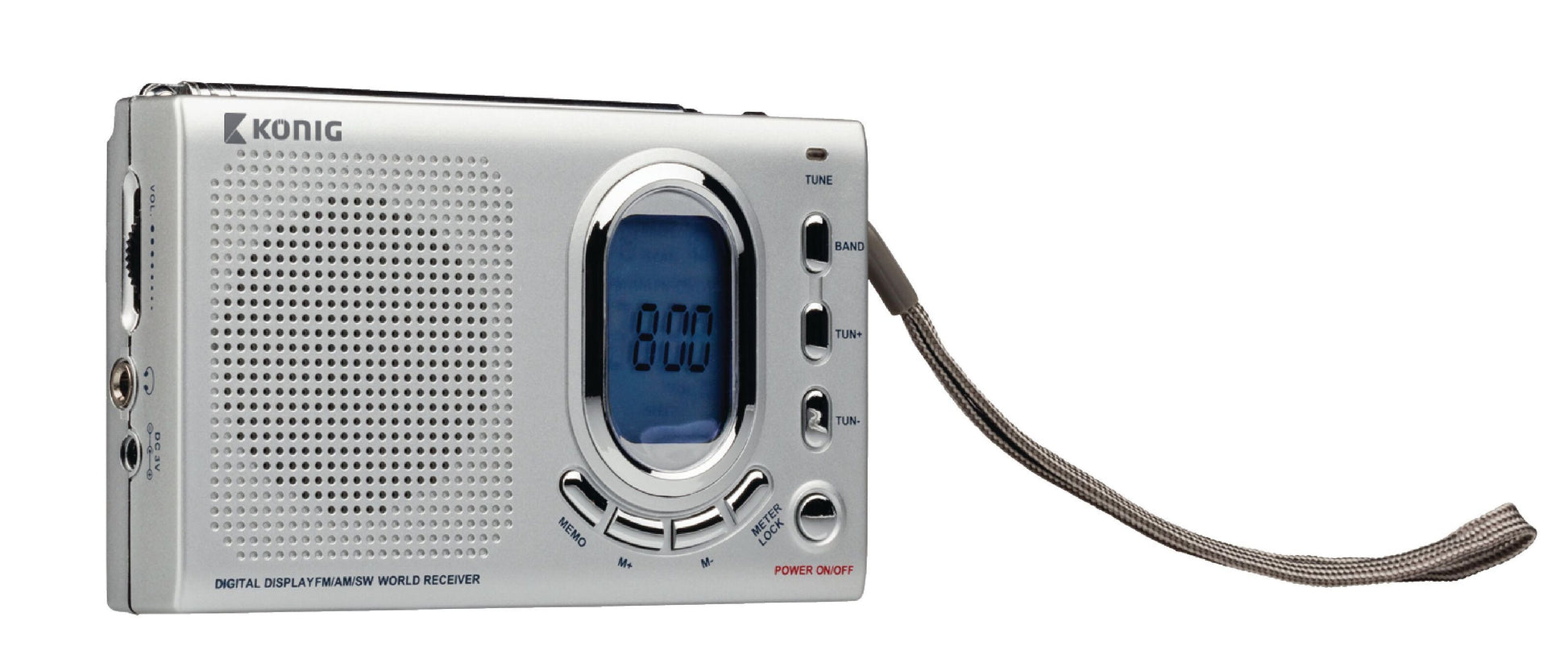 Nedis bærbar verdensradio sølv, stor højttaler, blåt digitalt display 8:00, tuner-, bånd- og lydknapper, grå rem.