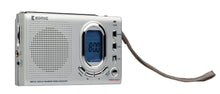 Nedis bærbar verdensradio sølv, stor højttaler, blåt digitalt display 8:00, tuner-, bånd- og lydknapper, grå rem.