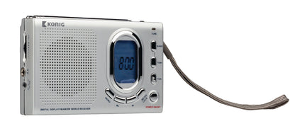 Nedis bærbar verdensradio sølv, stor højttaler, blåt digitalt display 8:00, tuner-, bånd- og lydknapper, grå rem.