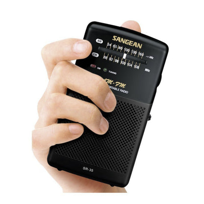 Sangean SR-35 FM-radio i sort med tuning-drejeknap, højttaler og tydelige knapper, holdes i en hånd.