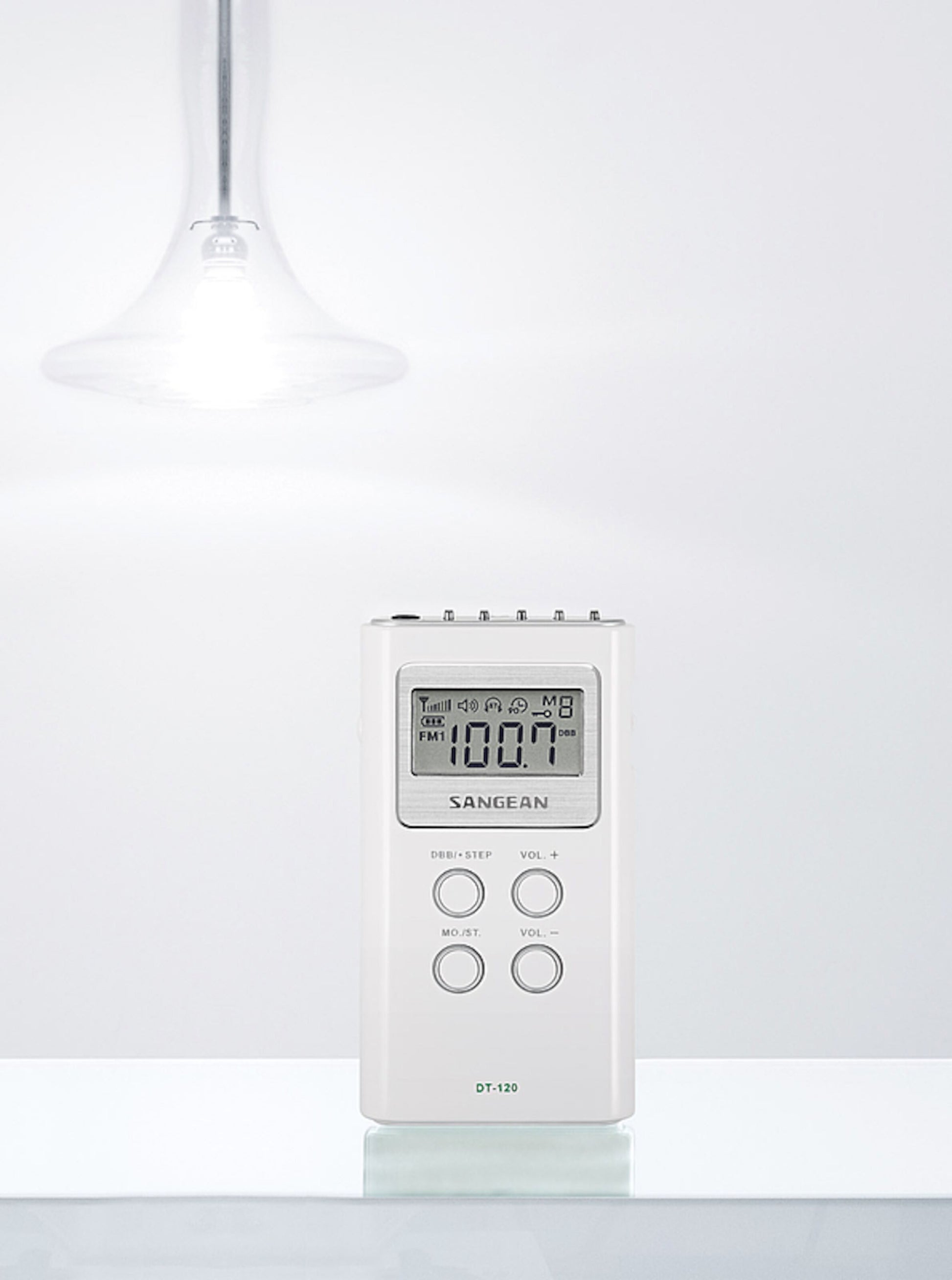 Sangean DT-120 II FM-radio med digital tuner, LCD-skærm viser 100,7 FM, fire kontrolknapper, kompakt design.