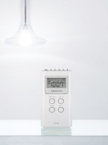Sangean DT-120 II FM-radio med digital tuner, LCD-skærm viser 100,7 FM, fire kontrolknapper, kompakt design.
