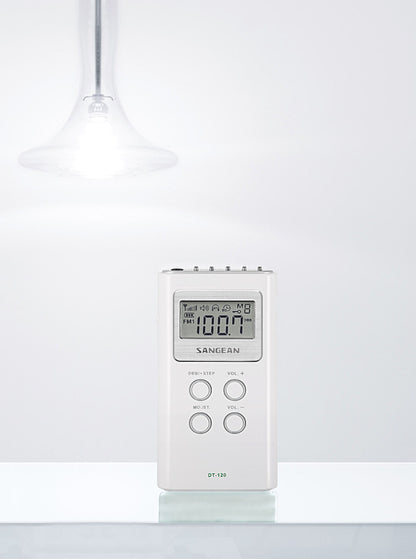 Sangean DT-120 II FM-radio med digital tuner, LCD-skærm viser 100,7 FM, fire kontrolknapper, kompakt design.