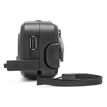 Luxorparts Nødradio sort, side, USB/micro-USB porte, håndledsrem, åbent DC 5V dæksel, mat overflade.