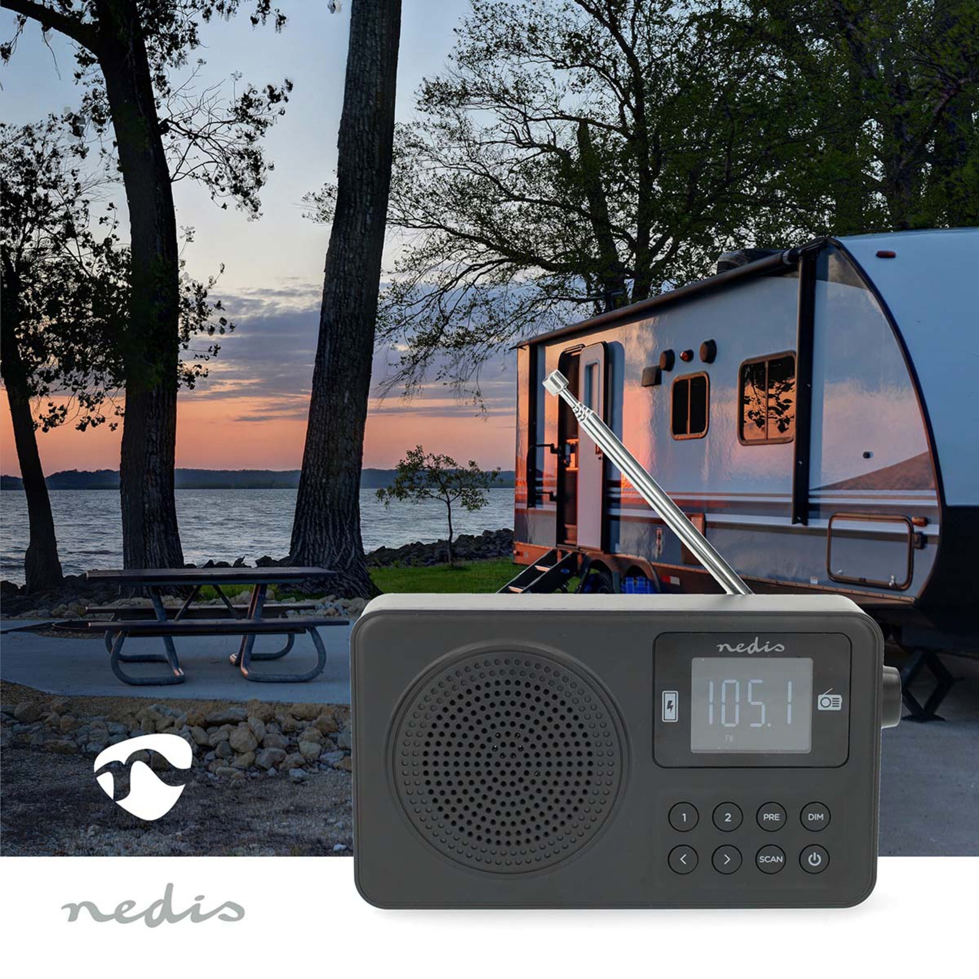 Nedis bærbar FM-radio med Bluetooth, display viser 105.1, set ved søcampingplads med hvid campingvogn i baggrunden.