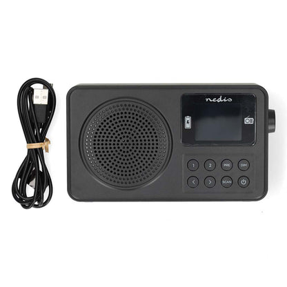 Nedis bærbare FM-radio sort med Bluetooth, højttaler, lille display, kontrolknapper og USB-ladekabel ved siden af.