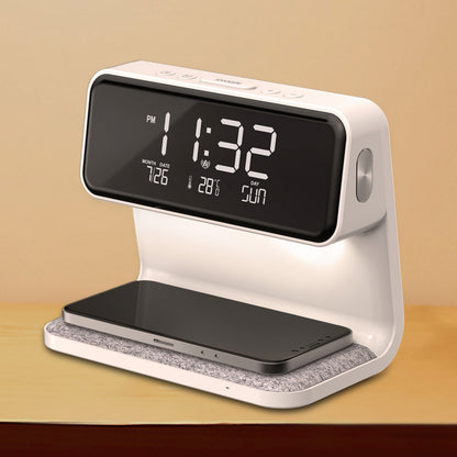 Rubicson vækkeur med trådløs Qi-opladning, rektangulært display med tid, dato, ugedag, temperatur, smartphone på opladerbase.