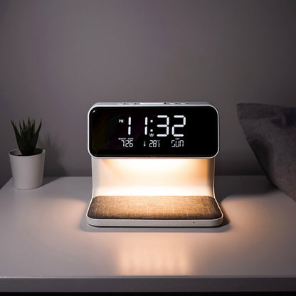 Rubicson vækkeur med trådløs opladning, digitalt display 11:32 PM, 28°C, 7/26 søndag, dobbelt alarm, varm LED natlysbase.