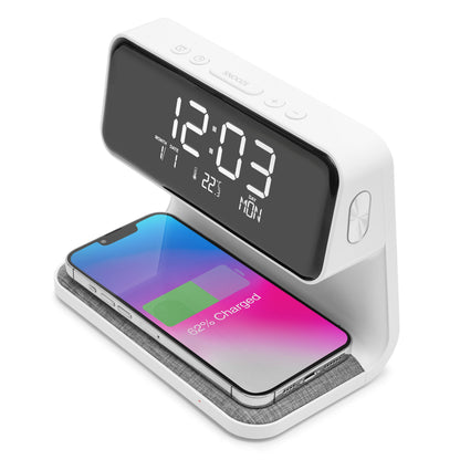 Rubicson vækkeur med stor LED-skærm viser 12:03, smartphone oplades trådløst på Qi-lader, batteri 62.