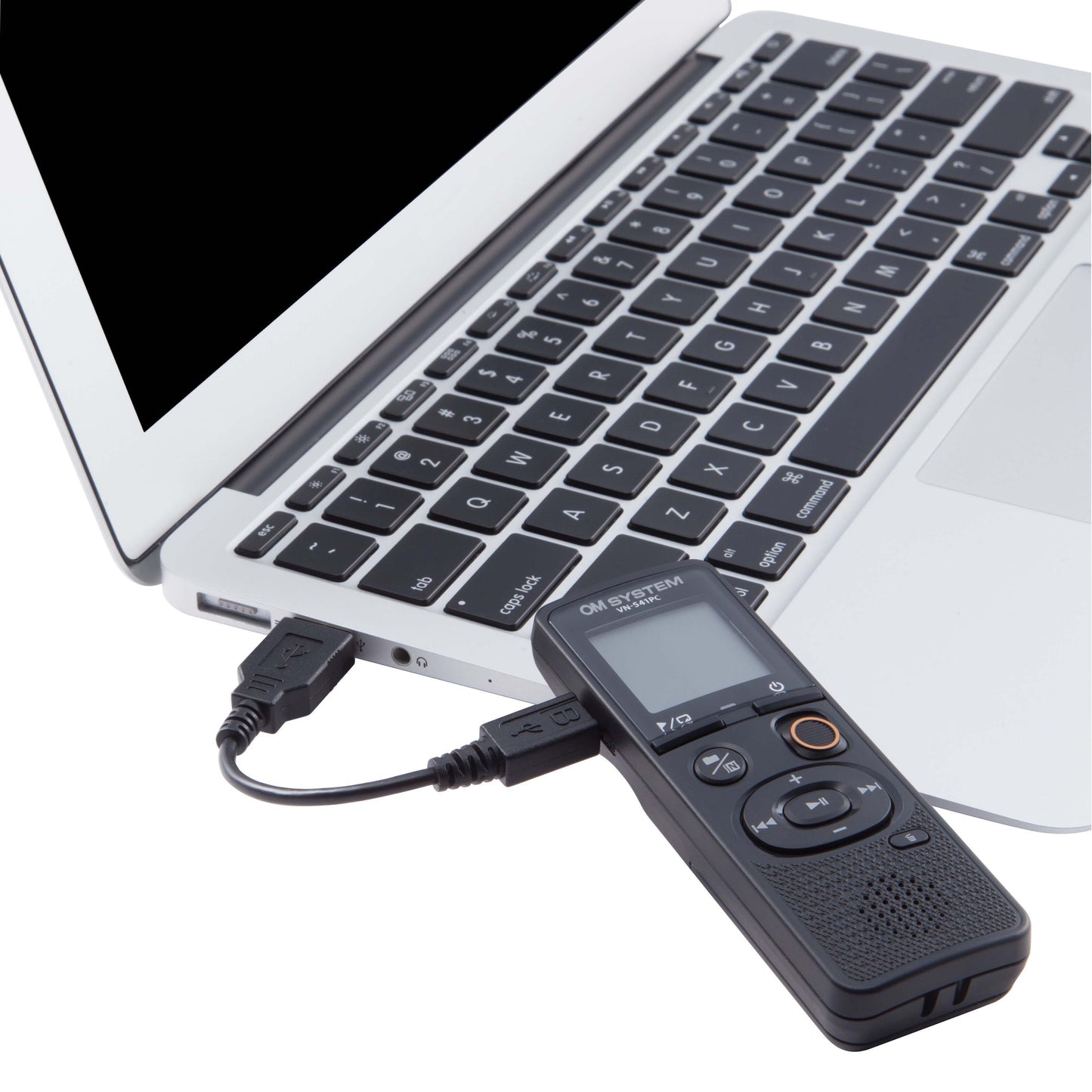 Om System VN-541 PC diktafon sort tilsluttet USB-porten på en sølvfarvet laptop.