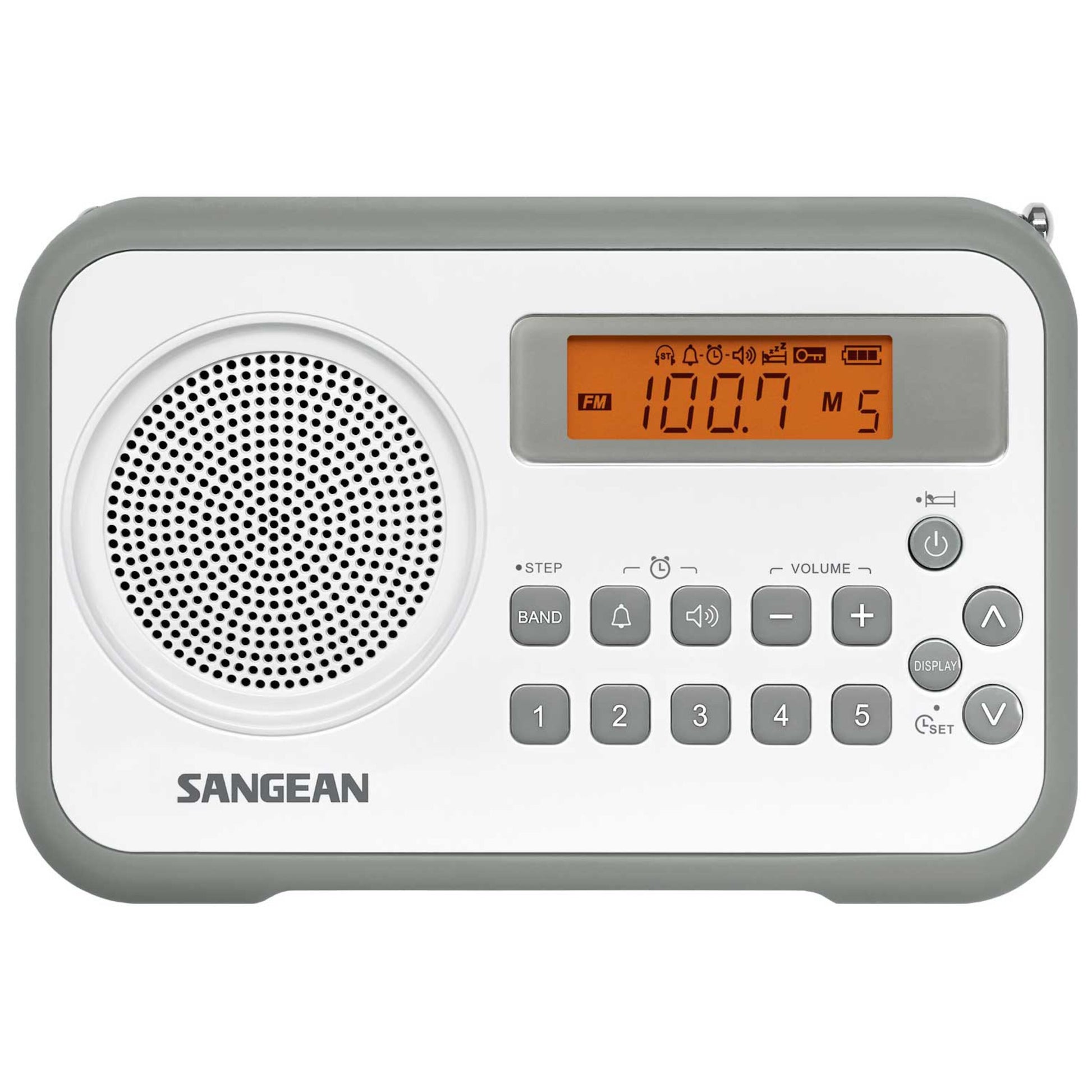 Sangean PR-D18 FM-radio, hvid med grå kant, venstre højtaler, centerknapper, orange display viser FM 100.7.