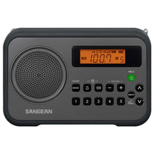 The Sangean PR-D18 FM-radio med digital tuner - Sort features a black and gray design, display showing FM 103.7 MHz, round left speaker, and buttons for AM/FM selection, tuning, volume, presets og vækkeur under displayet.