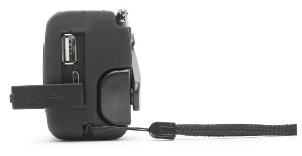 Rubicson nødradio med håndsving 2000 mAh sort, side, USB-port, åben SD-kortdæksel og håndledsrem.