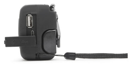 Rubicson nødradio med håndsving 2000 mAh sort, side, USB-port, åben SD-kortdæksel og håndledsrem.