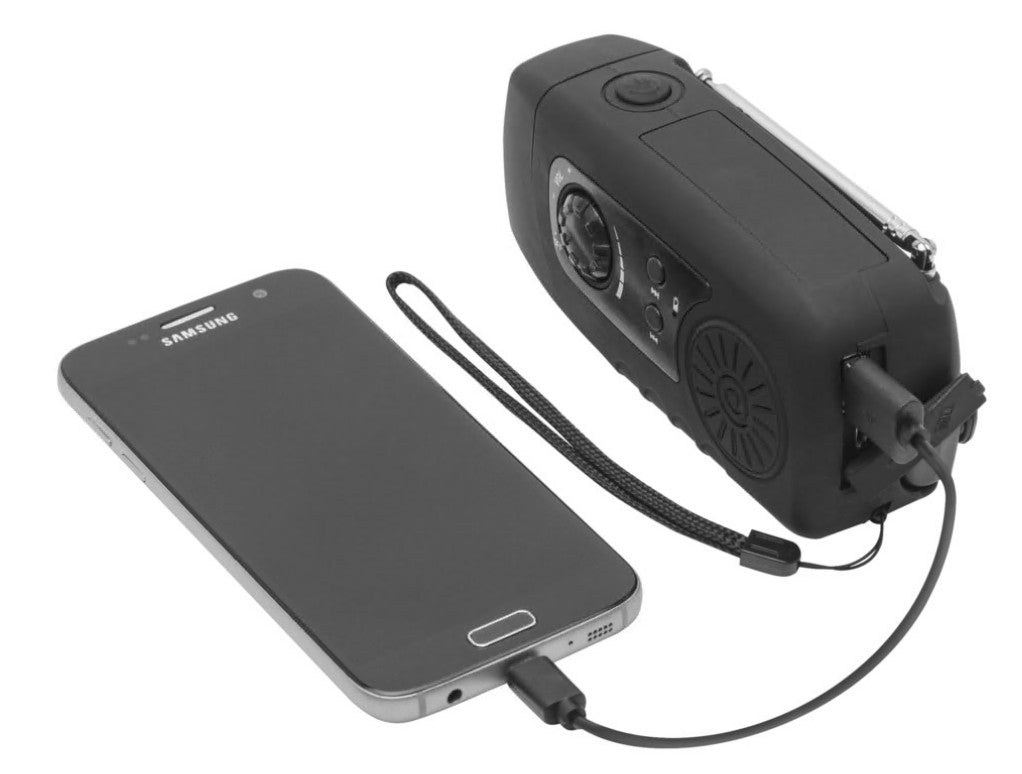 Samsung sort smartphone tilsluttet via USB til sort Rubicson nødradio med håndsving, 2.000 mAh, kontrolknapper, rem.
