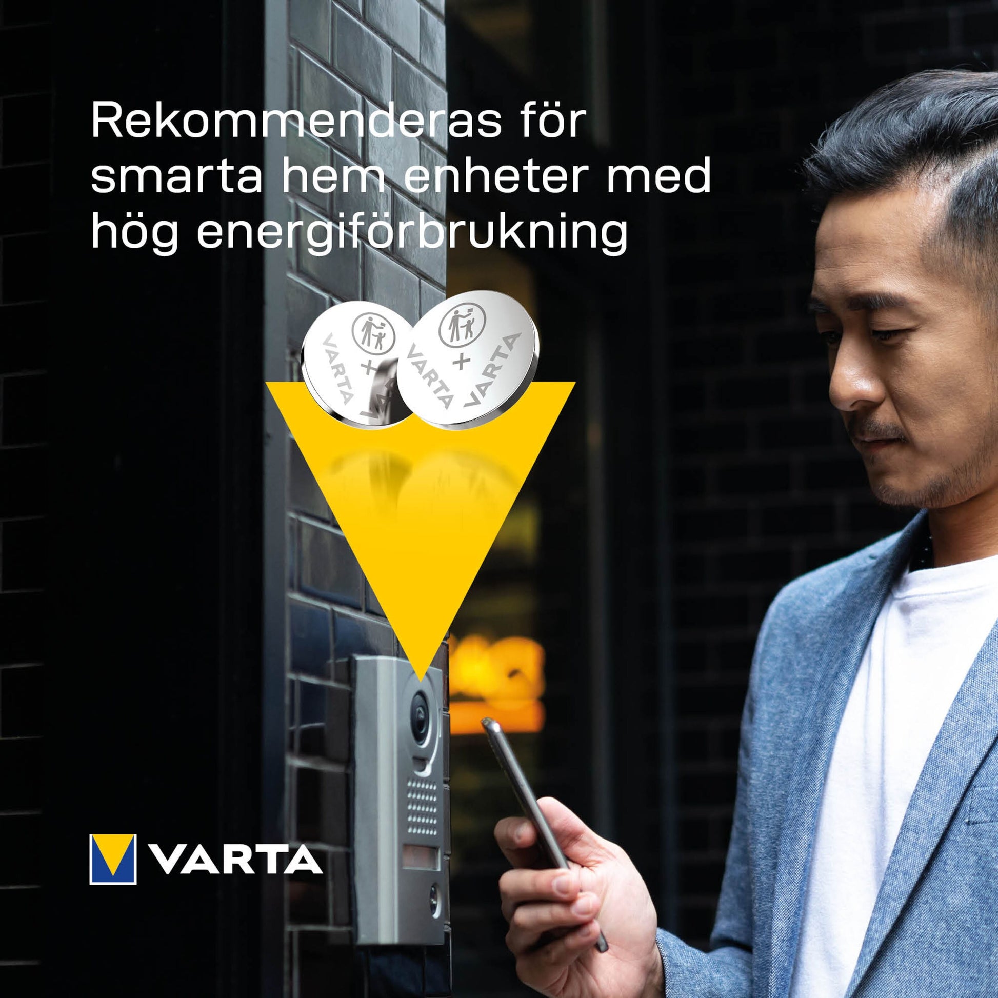 Varta Litiumbatteri CR2430 to stk vist over gul trekant med svensk tekst for smarte hjem enheder.