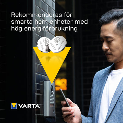 Varta Litiumbatteri CR2430 to stk vist over gul trekant med svensk tekst for smarte hjem enheder.