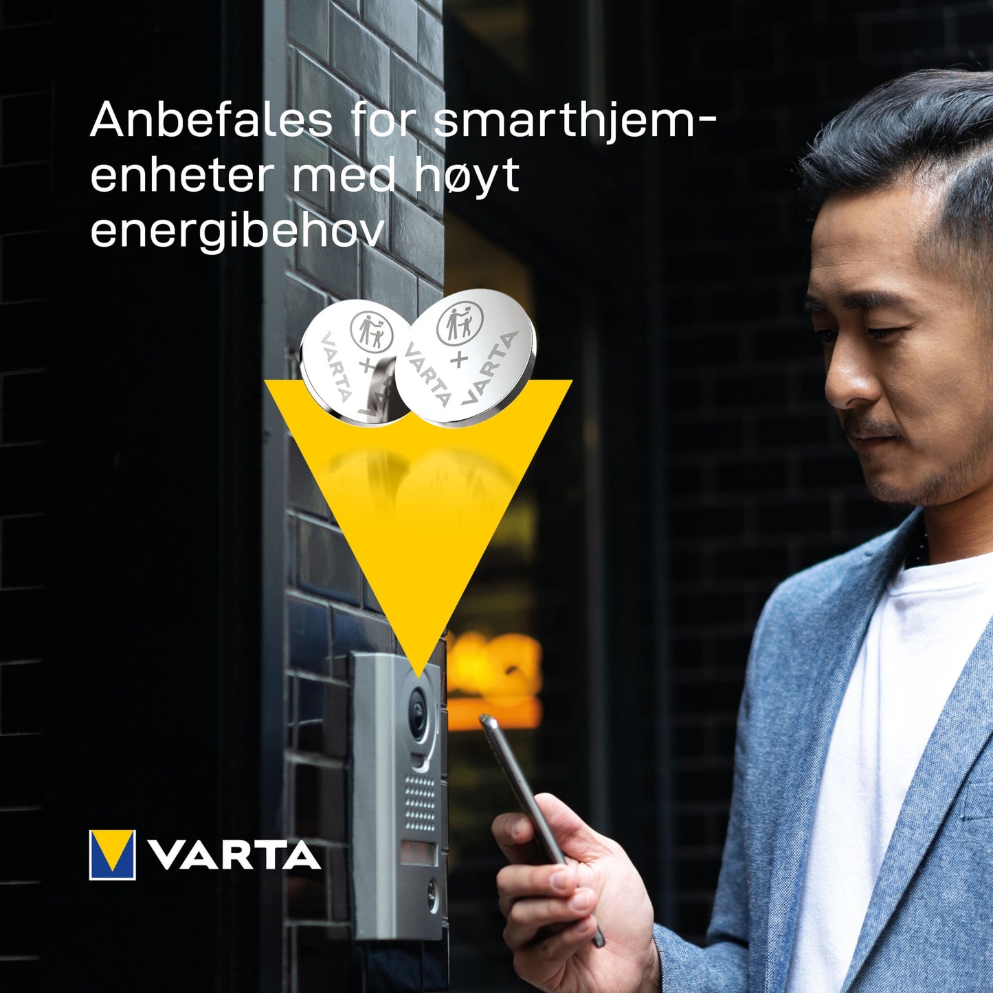 VARTA Litiumbatteri CR2032 2-pak ved smart dørklokke, norsk tekst, to møntceller synlige, VARTA-logo.