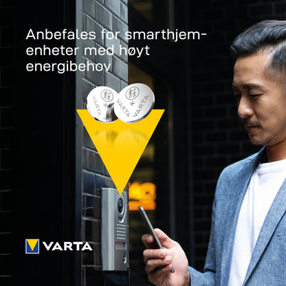 VARTA Litiumbatteri CR2032 2-pak ved smart dørklokke, norsk tekst, to møntceller synlige, VARTA-logo.
