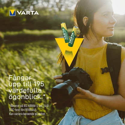 Varta genopladelige AAA-batterier 1000 mAh 4-pak synlige ved rygsækrem, svensk tekst om op til 195 øjeblikke.