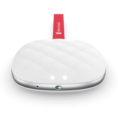 Bellman Vibio vækkeur med vibration, hvid oval trådløs enhed, tekstureret top, to LED-indikatorer, tænd/sluk-knap, rød rem.