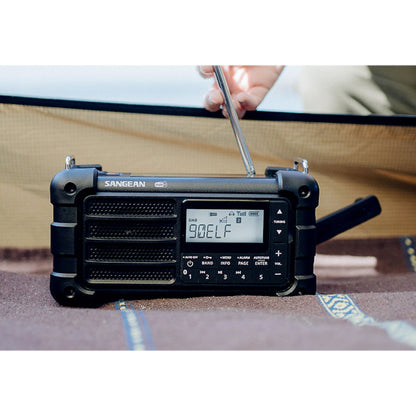 Sangean MMR-99 DAB+ sort hånddrevet radio med solceller, udtræksantenne, display viser 90.6 FM.