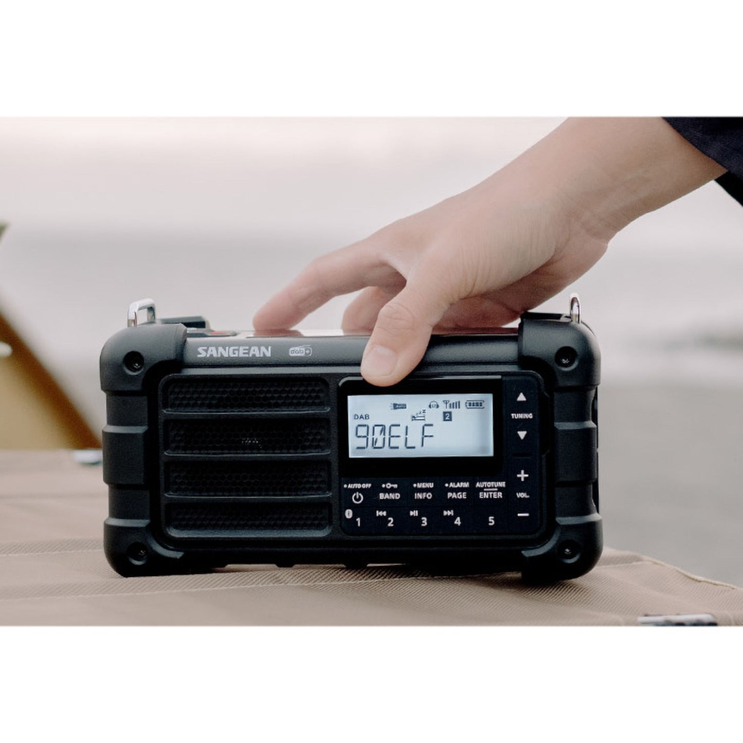 Sangean MMR-99 DAB+ sort hånddrevet radio med solceller, digitalt display, justeres med en hånd.