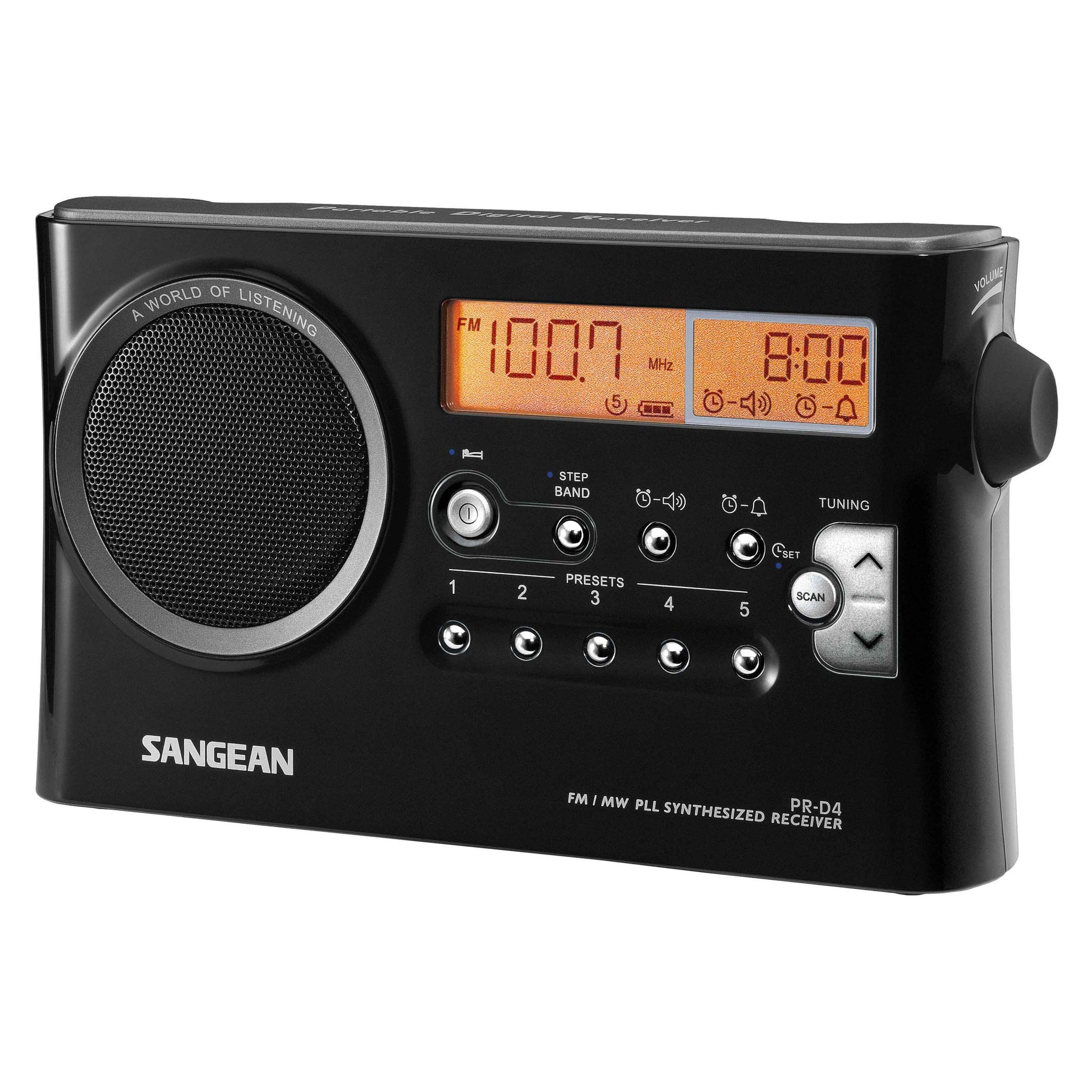 Sangean PR-D4 sort FM-radio med digital tuner, stor venstre højttaler, orange display 100,7 MHz og klokken 8:00, frontknapper.