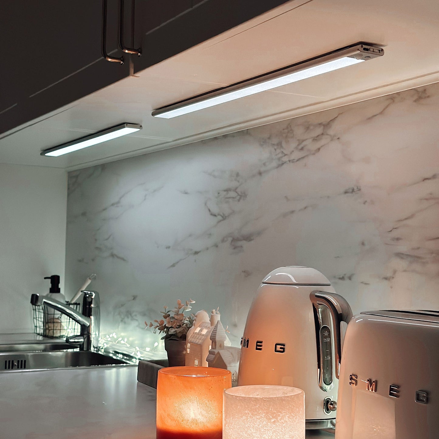 SMEG brødrister og elkedel på køkkenbord med marmorbagside, Osram Lineær LED underskabsbelysning 40cm med sensor.