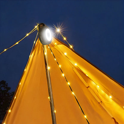 Luxorparts bærbar campinglygte med LED-lysliste, genopladeligt batteri, brugt i telt under mørk blå nattehimmel.