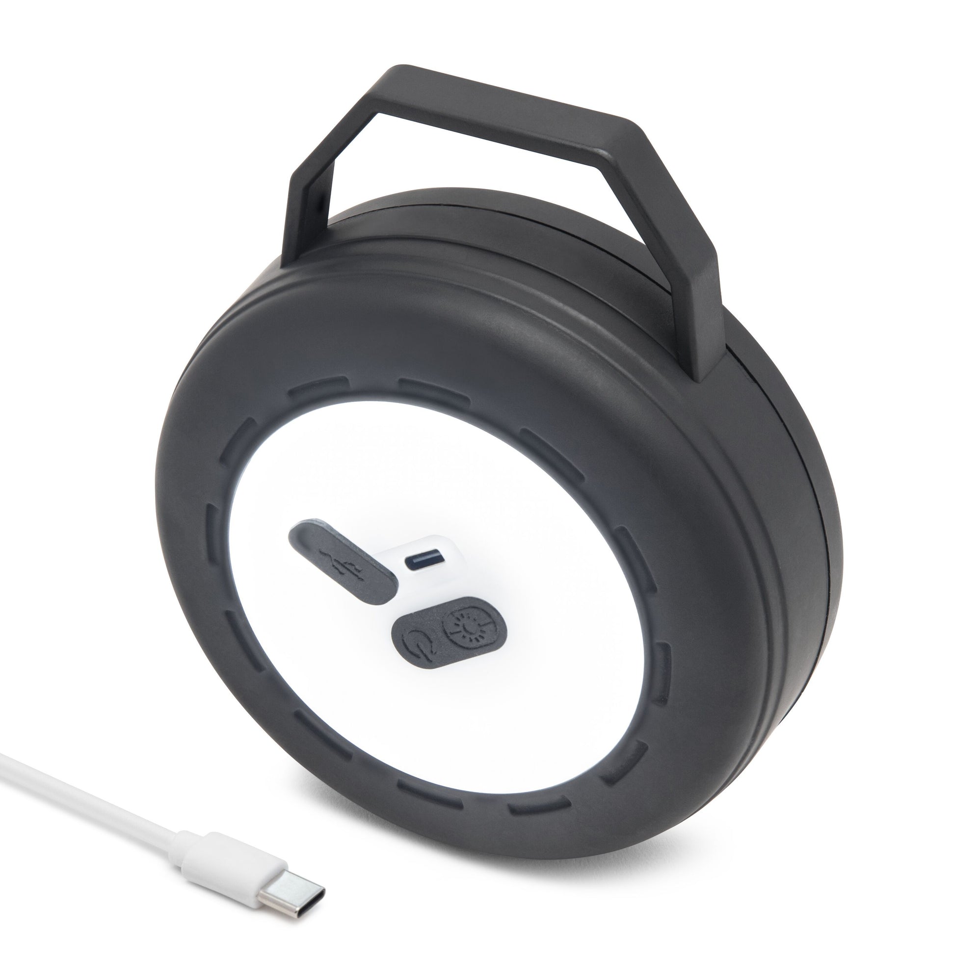 Bærbar rund sort LED-campinglygte med håndtag, frontknapper, opladningsport, genopladeligt batteri og USB-C-kabel.