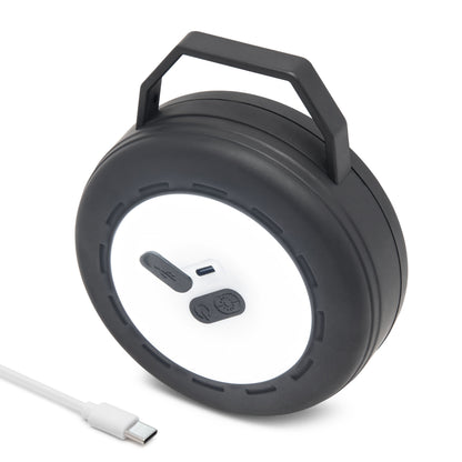 Bærbar rund sort LED-campinglygte med håndtag, frontknapper, opladningsport, genopladeligt batteri og USB-C-kabel.