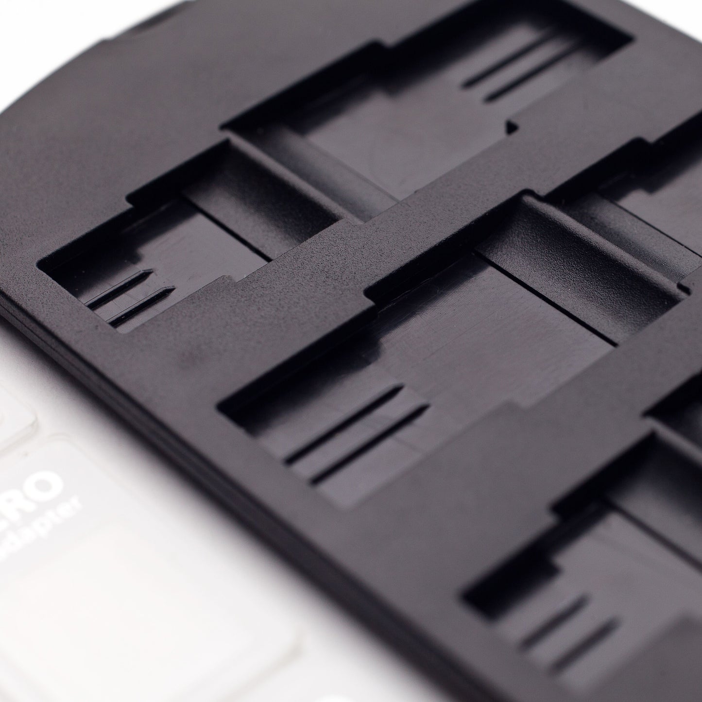 Linocell Adapterkit til SIM-kort, sort etui med rektangulære slots til SIM-adaptere og SD/Nano-SIM, enkelte tomme pladser.