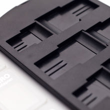 Linocell Adapterkit til SIM-kort, sort etui med rektangulære slots til SIM-adaptere og SD/Nano-SIM, enkelte tomme pladser.