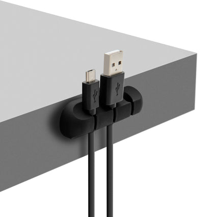 Selvklæbende kabelholder sorterer organiserer USB og micro USB-kabler ved kanten af gråt bord.