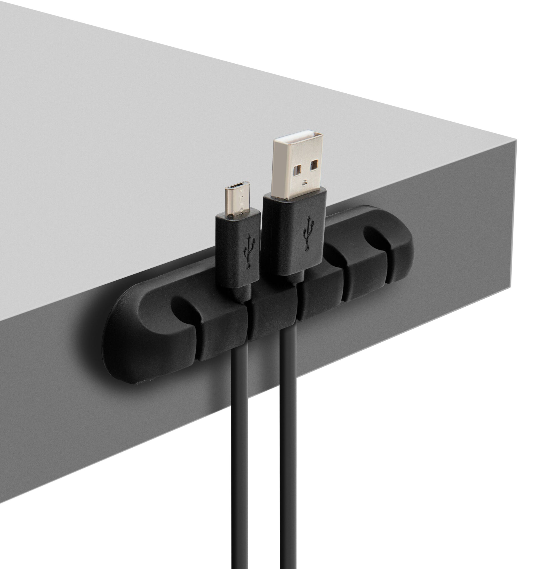 Luxorparts selvklæbende kabelholder på gråt skrivebord holder USB-kabel og micro USB-kabel organiseret.
