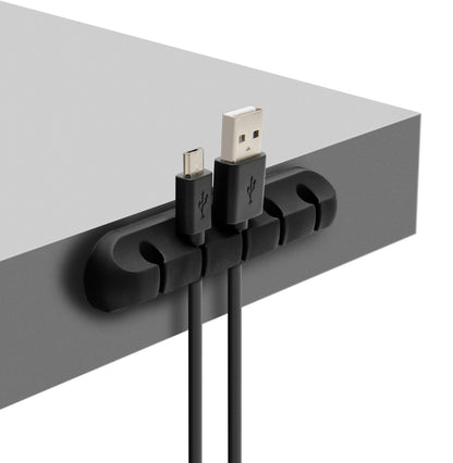 Luxorparts selvklæbende kabelholder på gråt skrivebord holder USB-kabel og micro USB-kabel organiseret.