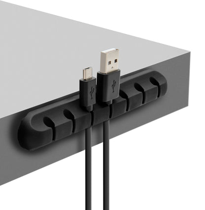 Luxorparts selvklæbende kabelholder sort monteret på grå bordplade holder USB- og mikro-USB-kabel adskilt.