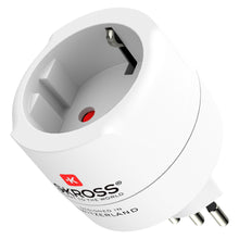 Skross jordet rejseadapter til Schweiz, Italien, Brasilien, hvid rund med stik og "Designed in Switzerland" samt Skross-logo.