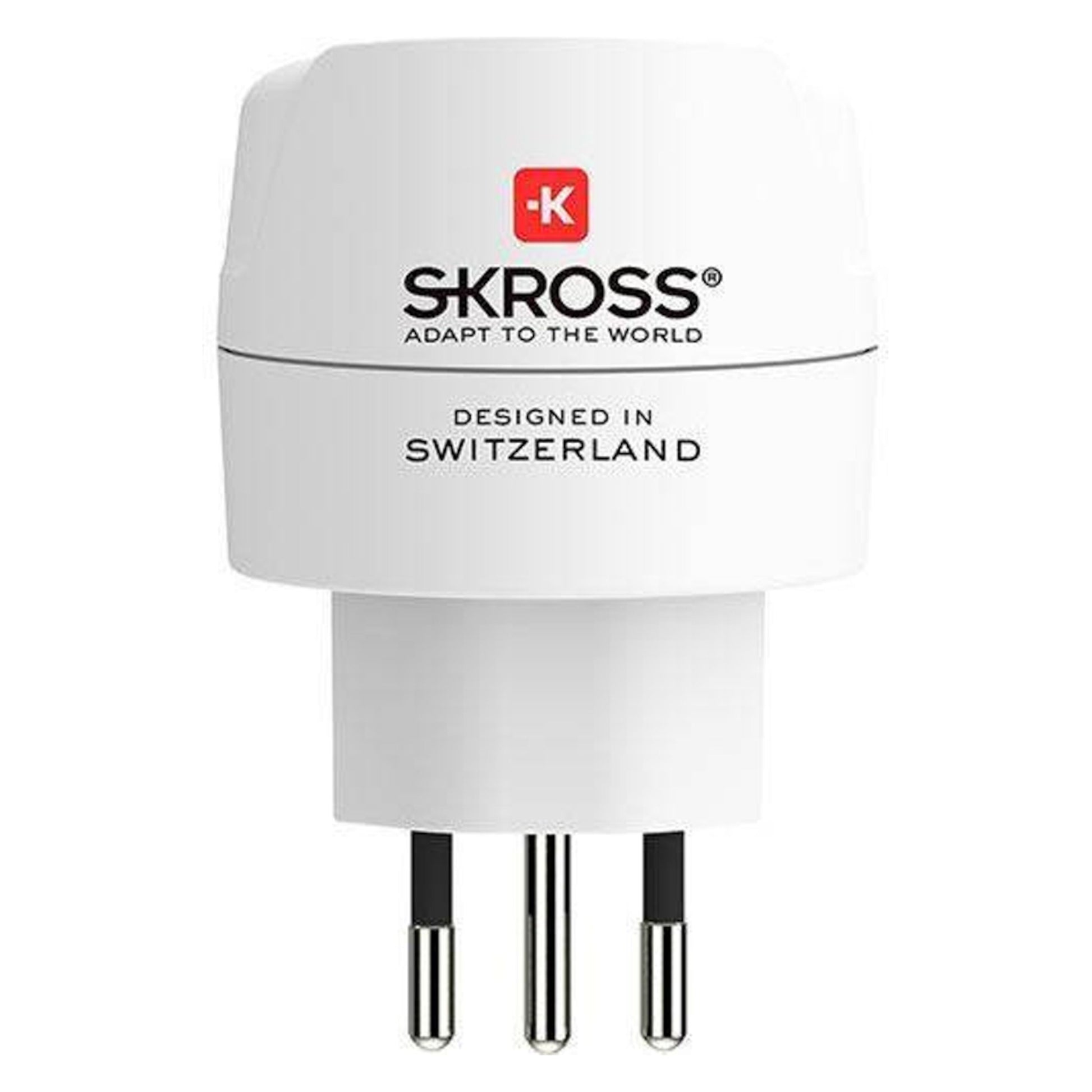 Skross jordet rejseadapter til Schweiz, Italien, Brasilien med tre metalben, sorte spidser og "Designed in Switzerland"-tryk.