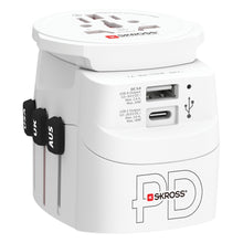 Skross Universal rejseadapter, hvid, USB-A og USB-C port, understøtter UK og AUS stik.