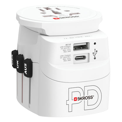 Skross Universal rejseadapter, hvid, USB-A og USB-C port, understøtter UK og AUS stik.
