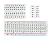 Sæt med 3 breadboards i forskellige størrelser, rækker af huller og tydeligt markerede strømskinner til loddefri tilslutning.