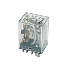 2-polet relæ 240V AC 10A/250V med klar plastkapsling, synlig spole og kontakter, monteret på grå sokkel med metalben.