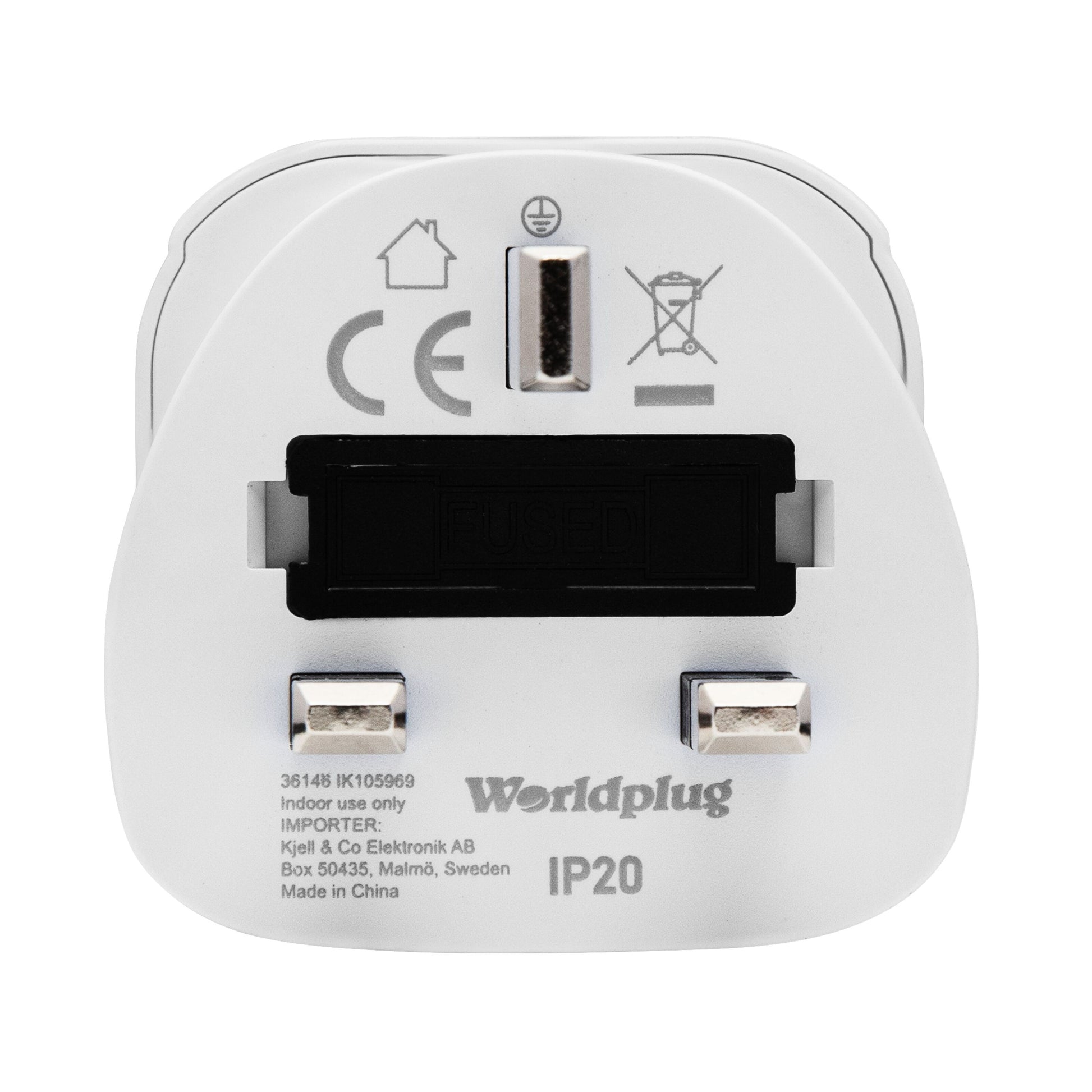 Luxorparts UK rejseadapter, jordet, hvid, tre ben, mærket "FUSED", CE, IP20, til indendørs brug, Made in China.