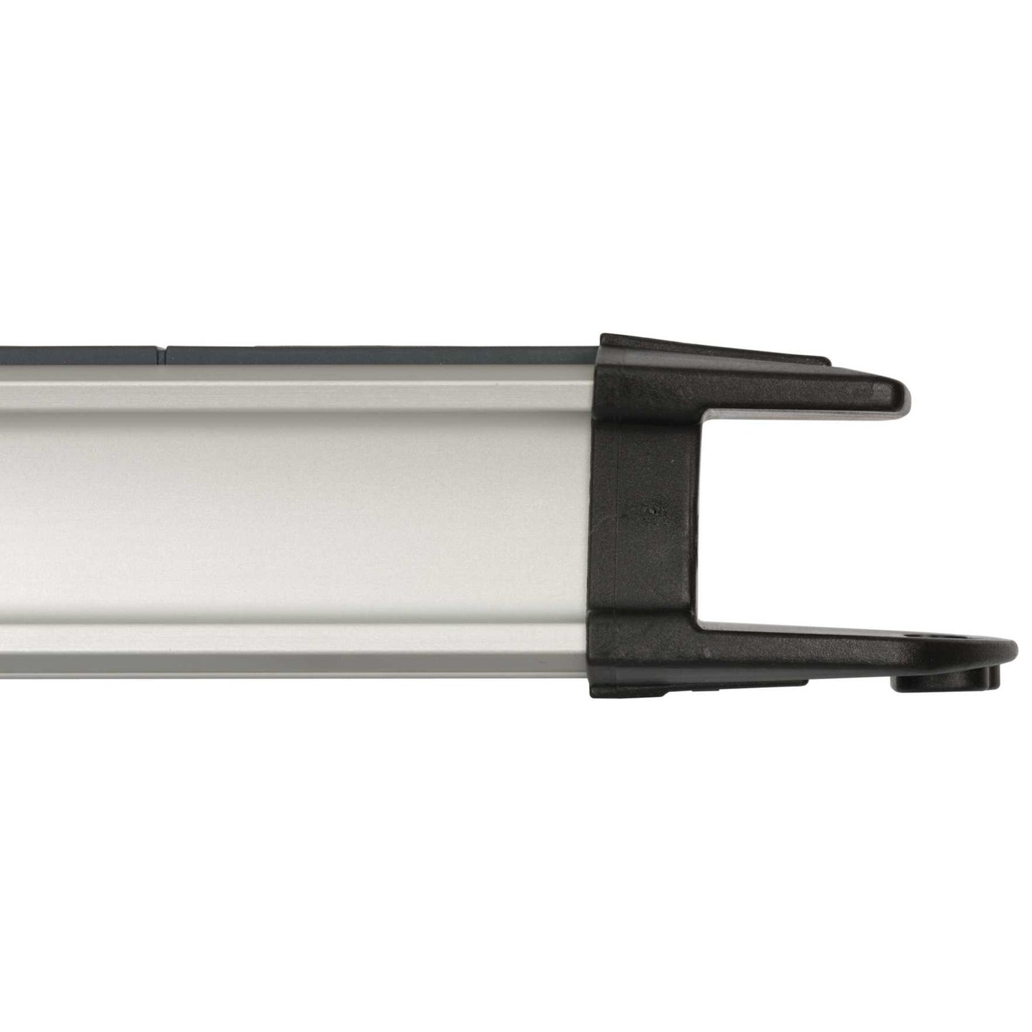 Sølvfarvet aluminiumsliste med sort plastikforbinder i C-form, mindre end Technics Jordet Stikdåse 16-vejs 3 m.