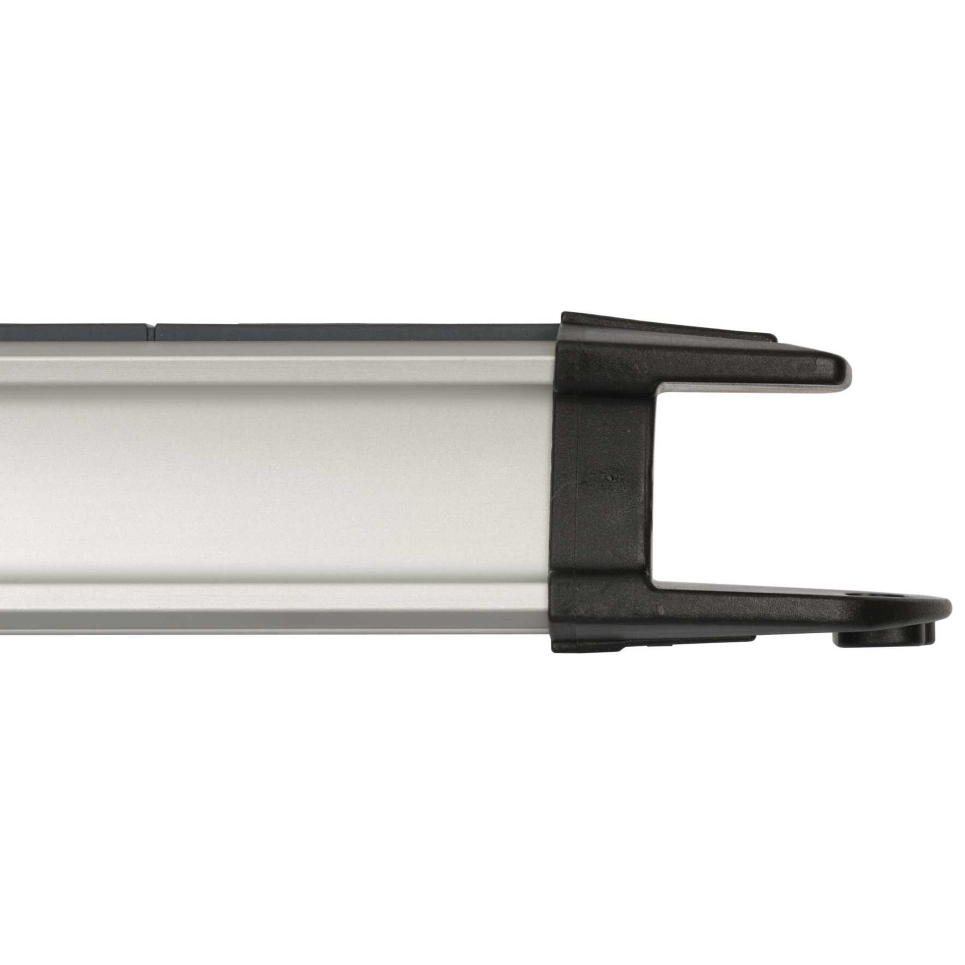 Sølvfarvet aluminiumsliste med sort plastikforbinder i C-form, mindre end Technics Jordet Stikdåse 16-vejs 3 m.