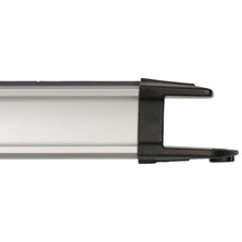 Sølvfarvet aluminiumsliste med sort plastikforbinder i C-form, mindre end Technics Jordet Stikdåse 16-vejs 3 m.